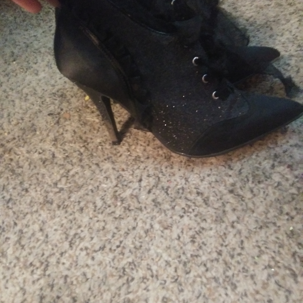 Pointed toe heels - Picture 3 of 3